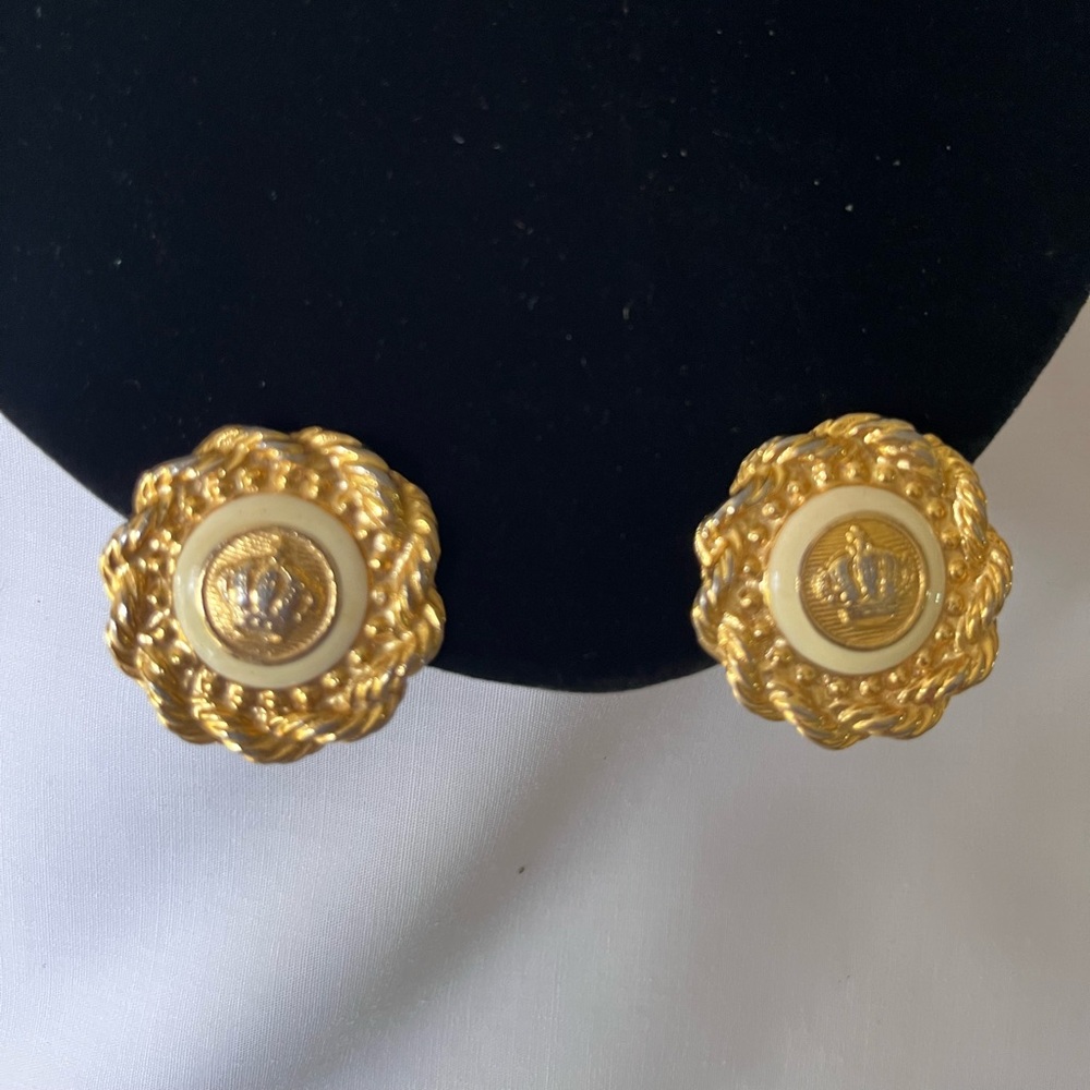 Gold Tone Raised Crown Crest Rope Design 1980’s Clip On Earrings
